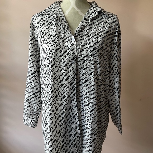 Vetements Tops - Vetements logo button up shirt